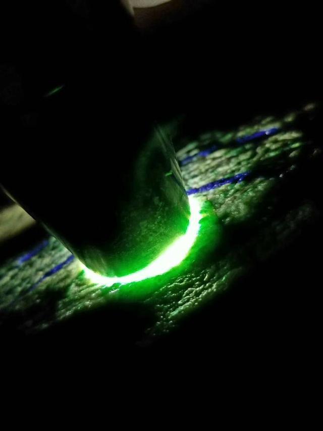 「文玩」高价买的全赌色料翡翠原石被坑，10倍价格买回，结果切涨百倍