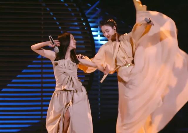 「丁当」《乘风破浪》公演造型曝光,丁当、许飞格格不入,一组或淘汰两个