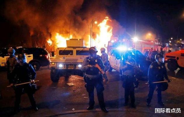 [美国]“白人滚出美国”！美“起义军”与白人激战一夜，白人被打脑出血