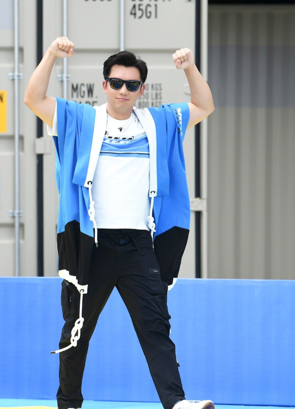 郑恺|《奔跑吧》第100期，郑恺获得唯一全勤奖，爱妻藏着肚子祝贺他