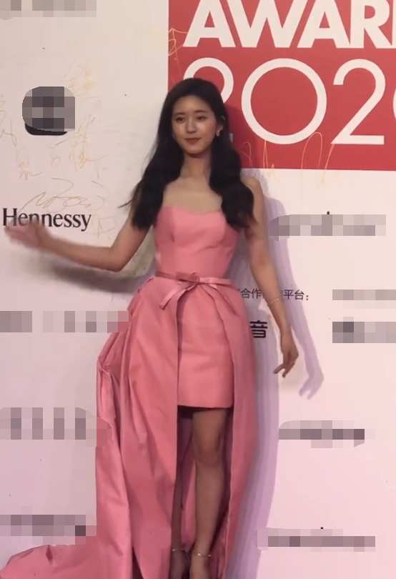 赵露思|赵露思活动现场被抓拍，没了打光灯，看清她的真实肤色懵了，刚挖完煤？