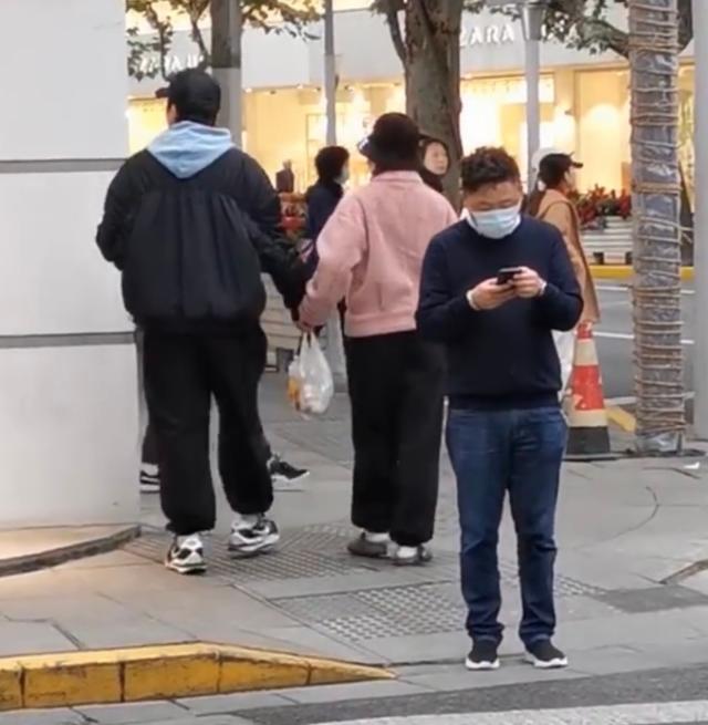 邓超|邓超孙俪逛街被偶遇，夫妻俩包裹严实，全程十指紧扣大方秀恩爱