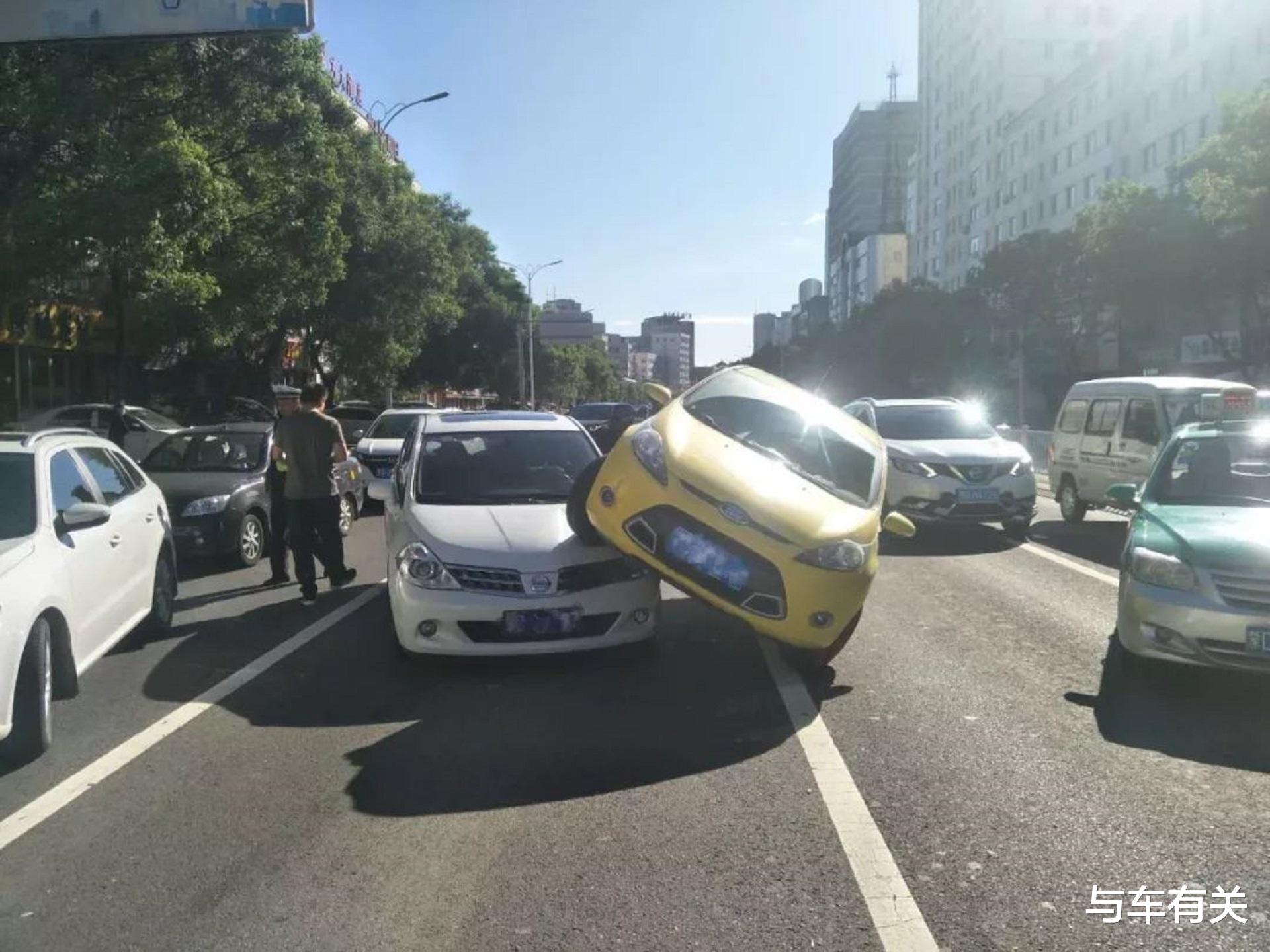 前車因事故擋路，後車能壓實線變道繞行嗎？被抓拍到能不能申訴？-圖4