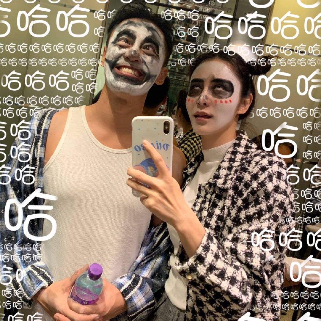 林峰@林峯520送花给老婆，张馨月晒照刻意遮小腹，意外曝光豪宅内景