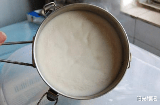 []熬猪油，加盐是错的！出锅时放2样东西，猪油久放不坏，还不腥