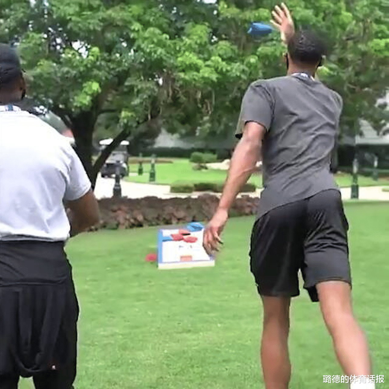 独行侠|NBA球员业余时间做什么？乔治哈雷尔钓鱼，独行侠球员阳台蹦迪