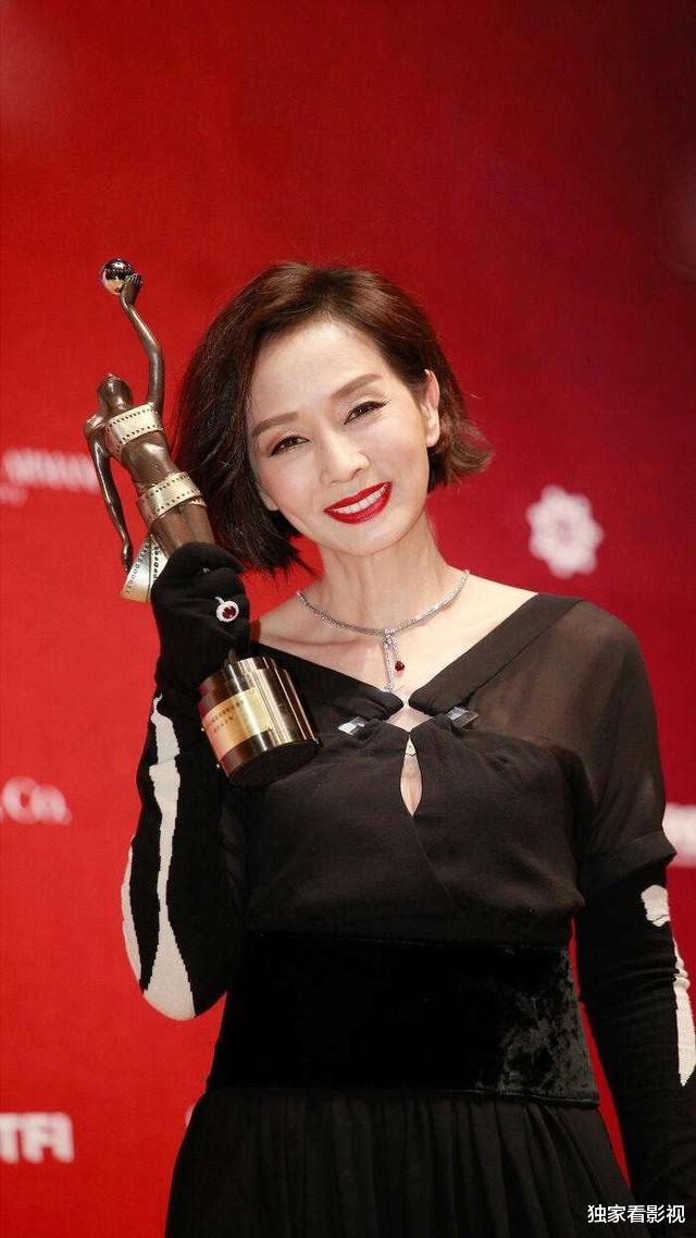 毛舜筠|60岁毛舜筠越活越年轻,和大14岁老公似父女,难怪被张国荣赞漂亮