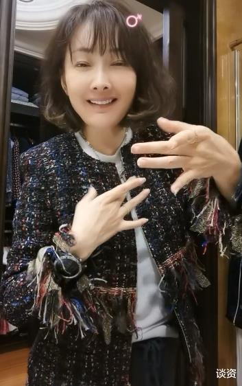 隐秘而伟大|47岁牛莉丑态吓坏付笛生，真实美貌似少女，再现小品演员本色