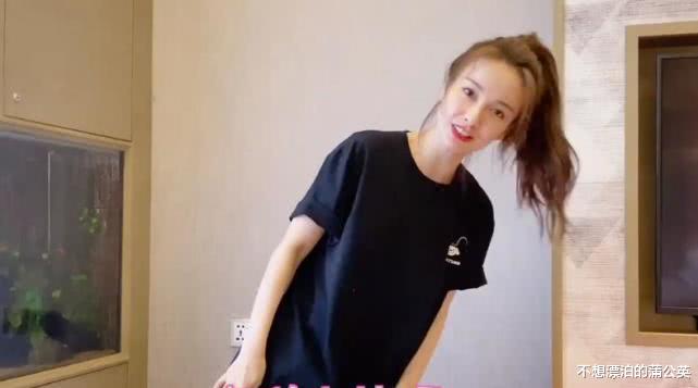 #吴昕#吴昕晒“葫芦娃T恤”，手臂纤细惹人羡，扎高马尾不输16岁少女