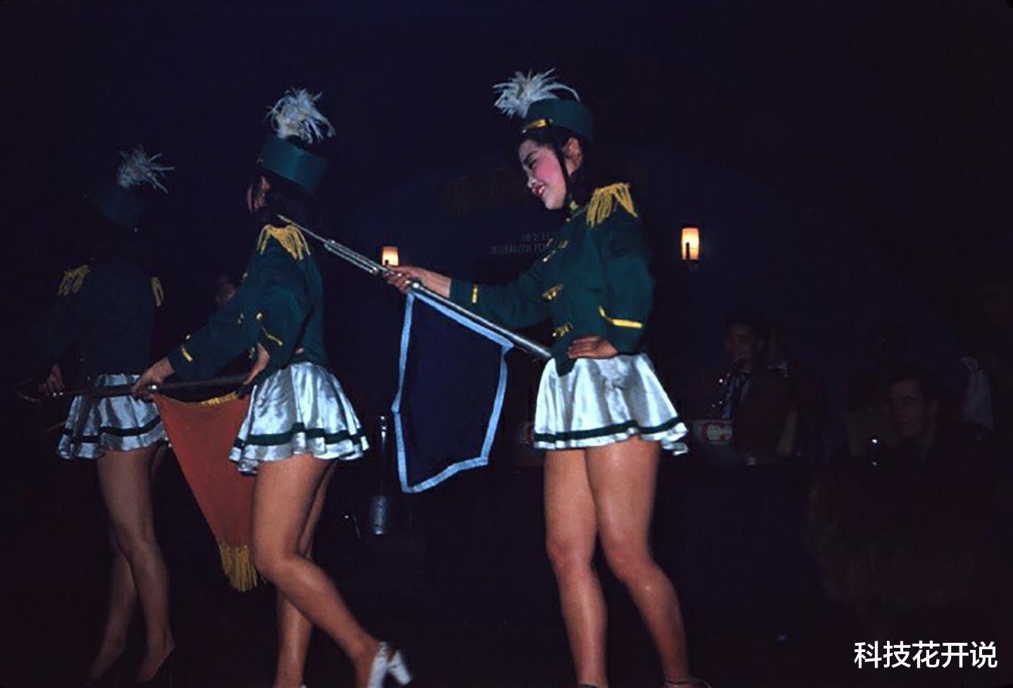 艺伎|历史上过目难忘的瞬间：练倒立的日本艺伎，躺树杈上的梦露，玩蛇的李小龙