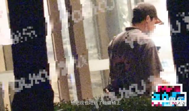 |27岁当红男星犯烟瘾，街头随地吐痰、抽烟毫无偶像包袱，穿着随便引热议
