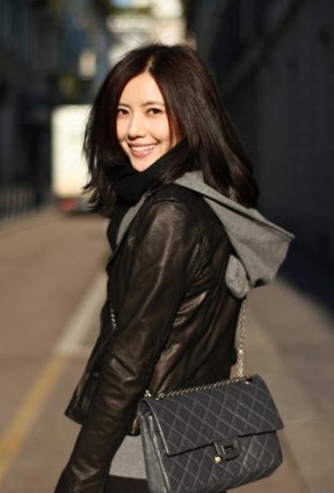 陈奕迅老婆徐濠萦背超大号香奈儿包包,卫衣上印着王菲的头像