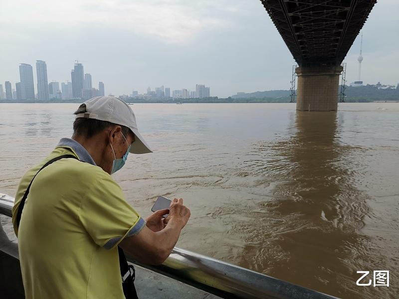 武汉|长江中下游多地水位破纪录，武汉市民聚集长江边看水情