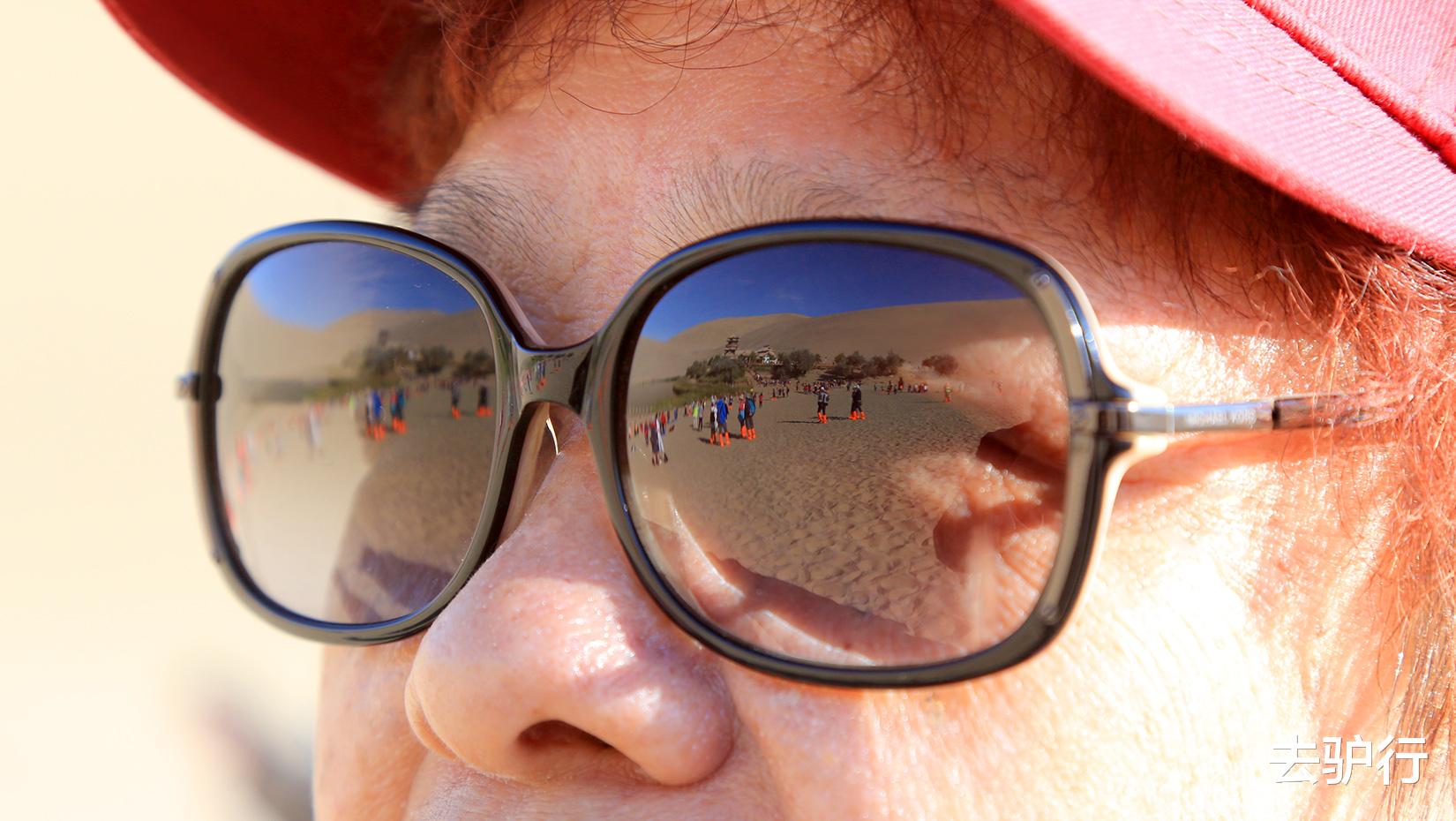 月牙泉|爆红的敦煌月牙泉，国庆前就已漫山遍野是游客，但未来还可以更好