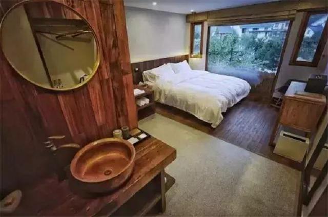 「」70后大叔用6年时间,建造400㎡院子,为追求原始房顶铺茅草