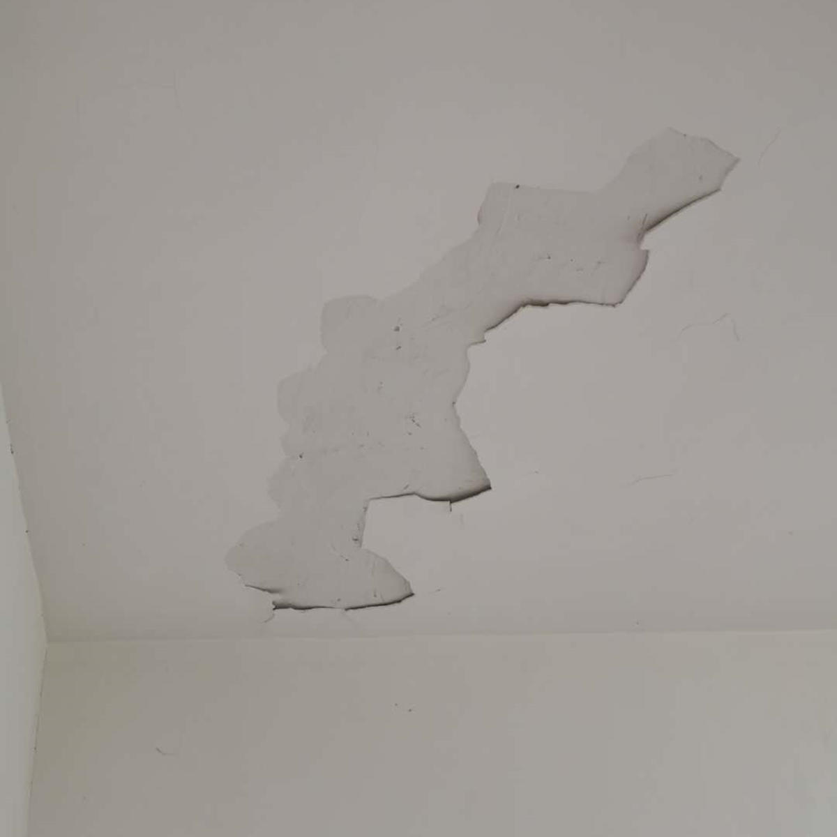 ▲腻子层有4毫米厚，这种墙面不出问题才不正常