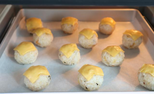 米饭|消耗剩余米饭，捏成团，加芝士烤几分钟，出炉香喷喷，好吃不够分