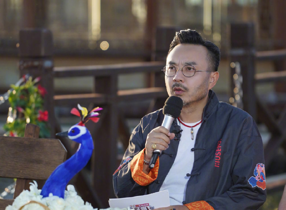 #王一博#天天向上：王一博被强行搭顺风车，悠哉撩发负责帅，却累坏大张伟