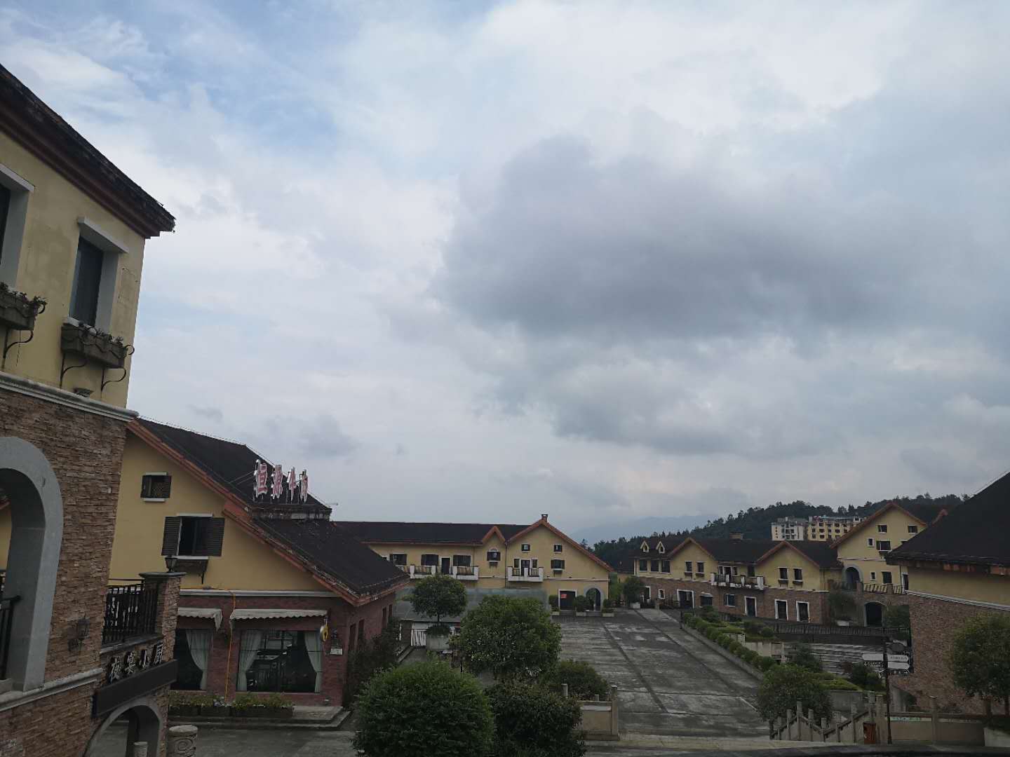 重庆|重庆商业开发过剩的小镇，漫山遍野都是豪华酒店，入住率却不高