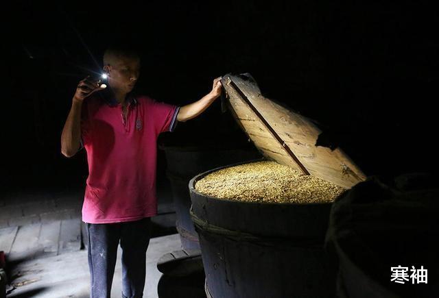 寒袖|一口棺材留自己，三缸粮食给孩子，92岁老母为智障儿子倾尽所有！