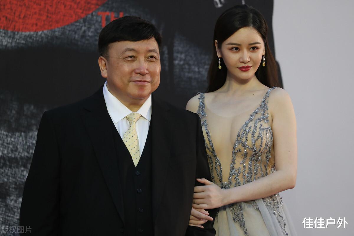 王晶|王晶女儿大胆穿着想进入娱乐圈，被网友调侃：父债女还？