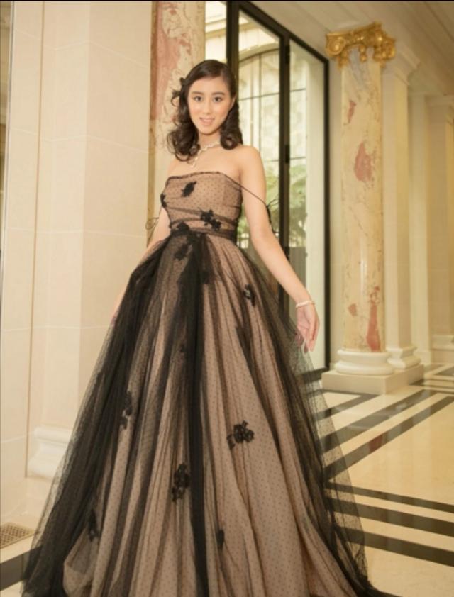 何鸿燊最小女儿何超欣才21岁,皮肤白皙但眼睛却像睡不醒的样子