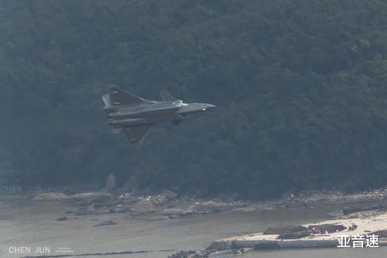 歼-20@歼20出海捅日本马蜂窝？我国四代机拒止B1B，隐形能力让F15吃惊