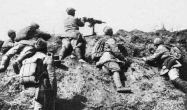 ▲老人到部队看儿子，卫兵拦住不让进，老人：让你们师长跑步来见我