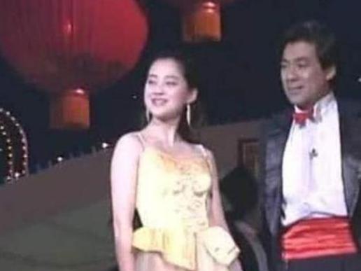 春晚|朱时茂26年前的春晚，有谁注意他身旁的姑娘，如今红得一塌糊涂