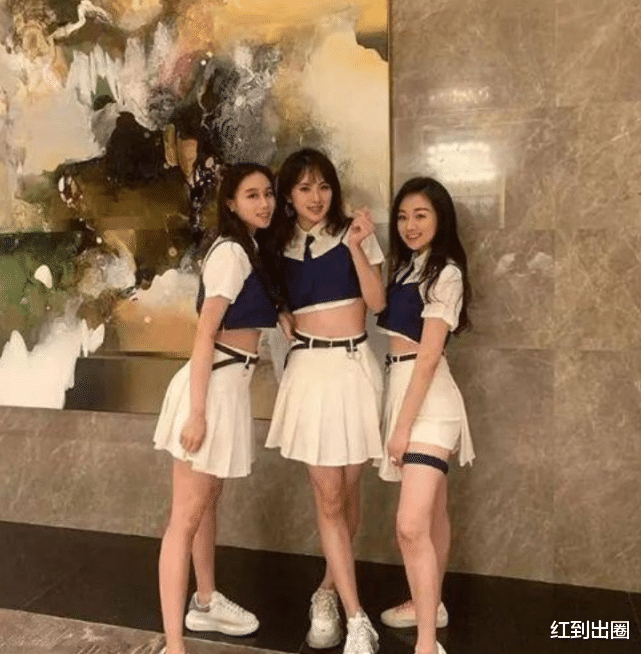 新疆维吾尔自治区|华为千金首登封面站名媛c位,从容叉腰超霸气,穿高定裙尽显奢华