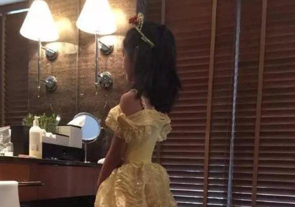 带你看看马伊琍住的豪宅，客厅罗马柱都是欧洲进口的，太豪华了