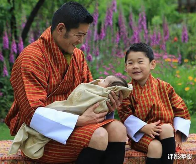 不丹王室曬兄弟合影！4歲小王子懷抱7個月大的弟弟，樂成瞭一朵花-圖6