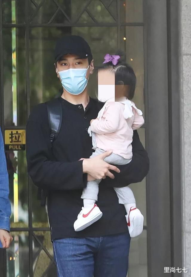 [高圆圆]赵又廷一家三口现身！高圆圆发福粗好腿，女儿扎朝天辫穿粉衣超萌