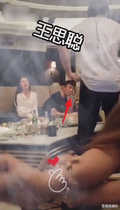 王思聪|王思聪口味变了？KTV化身麦霸还猛吸烟，身边新女伴颜值让人意外