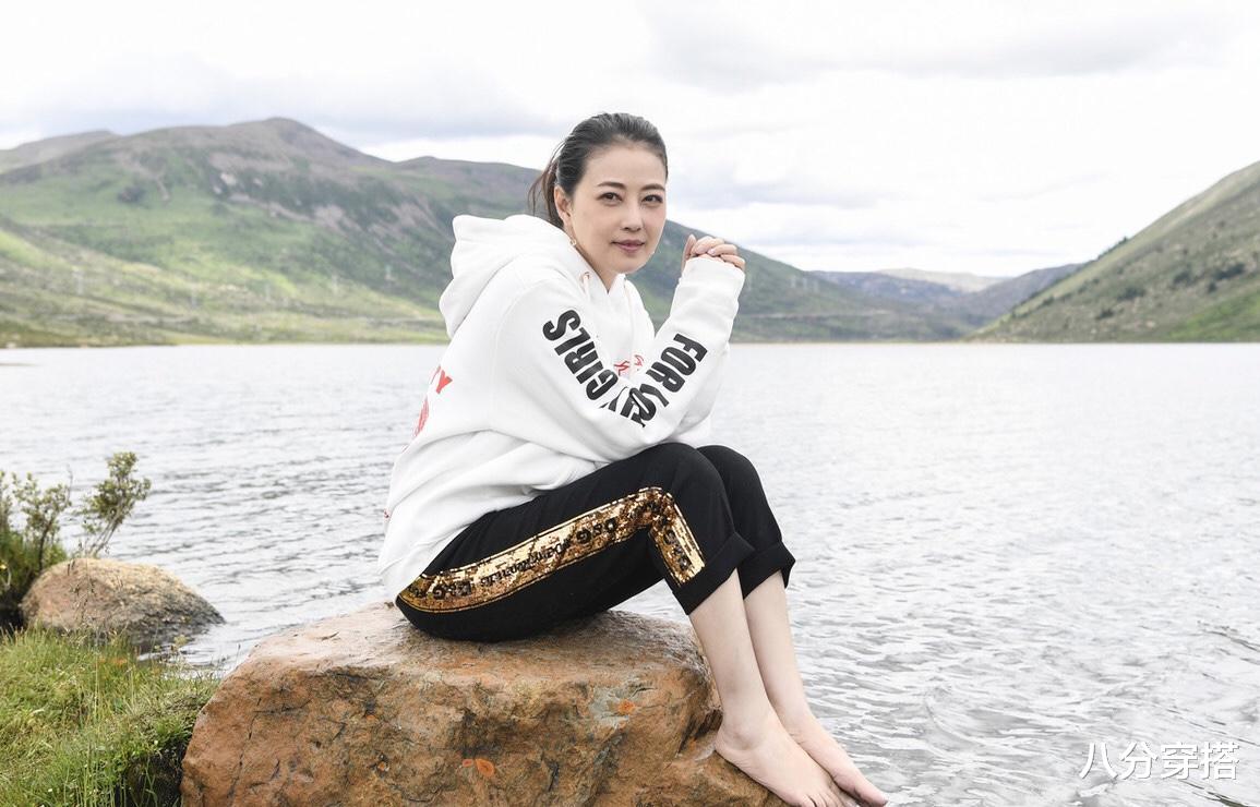 卫衣|周海媚53岁依旧风华绝代，穿白色卫衣休闲舒适，低调却很有气质