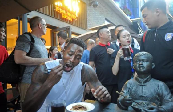 【詹姆斯·哈登】最有中国味的NBA球星，哈登身穿戏服，骑车还被交警叔叔抓了