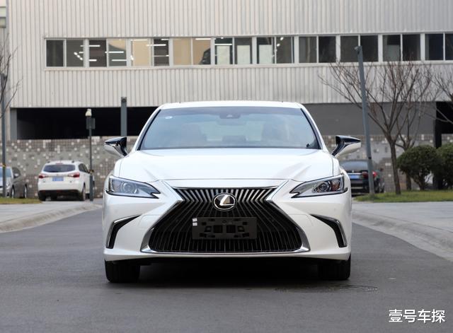 「SUV」丰田旗下得意的轿车，与A6L同档次，油耗4.2L，加价提车月销过万