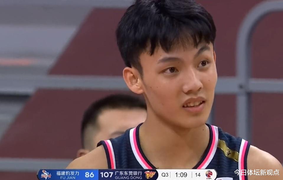 「徐杰」1米83徐杰不控球，还要给内线队友掩护，场边杜峰也被逗笑：会玩