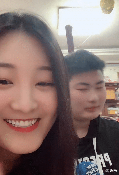 朱之文|大衣哥儿媳首次直播情商高，和老公大方秀恩爱，当日涨粉20万