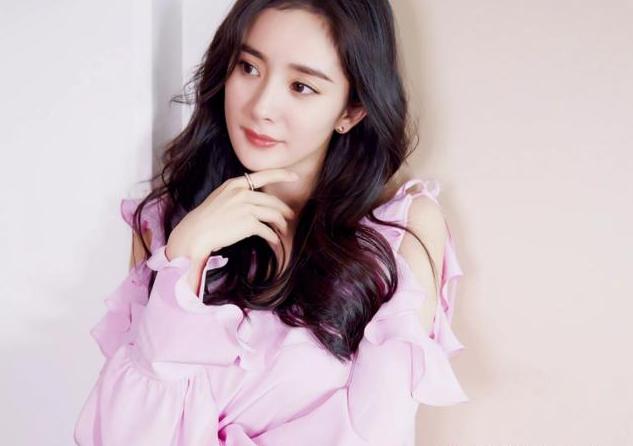 「冻龄」李佳琦随手晒出的平价精华液，没想到遭网友疯抢，被称为“平价兰蔻”