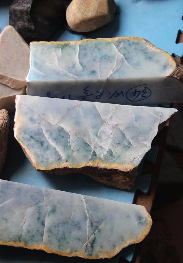 翡翠@高品质翡翠原石的皮壳都有哪些表现？希望通过这篇文章能帮到大伙