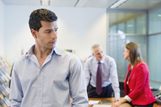 『离职』关系比较好的同事被裁员了?他还不知道,想想还是不应该跟他说!