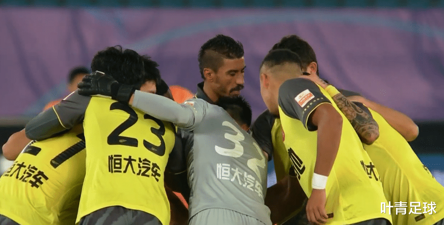 广州恒大|25米超级世界波,恒大疯狂庆祝!王大雷郁闷了,跪地无语