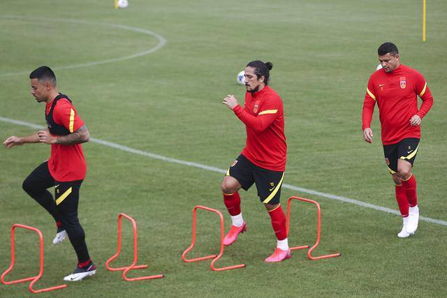 国足：国足最需要的2名锋霸，都传来好消息，进世界杯真的还有戏