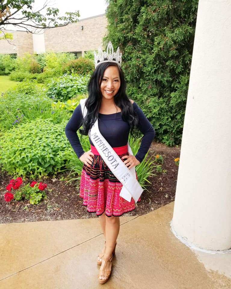 「选美」跪杀黑人的警察妻子被曝光正脸！当过选美的冠军！坚称丈夫是个绅士！