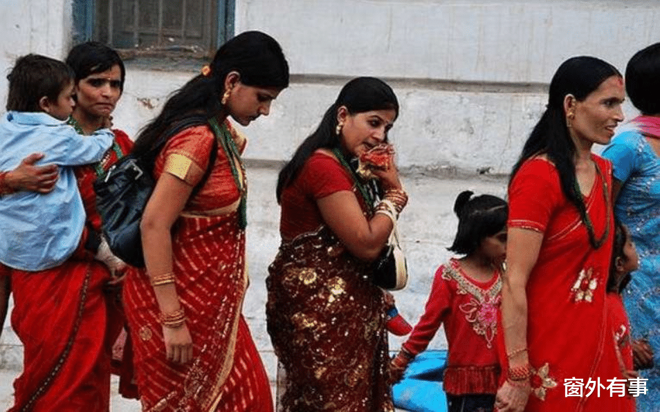 印度：印度有大量露天厕所，当地女性如何保护隐私？办法很传统