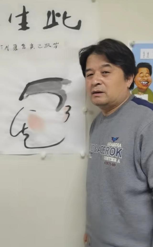 毕福剑|毕福剑为捞金冒雨商演，身材发福肚腩明显，却自称退休后去种地？