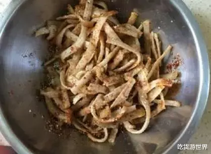 辣条@李子柒在线教粉丝做“辣条”，当美食失去美颜后，网友：无从下口