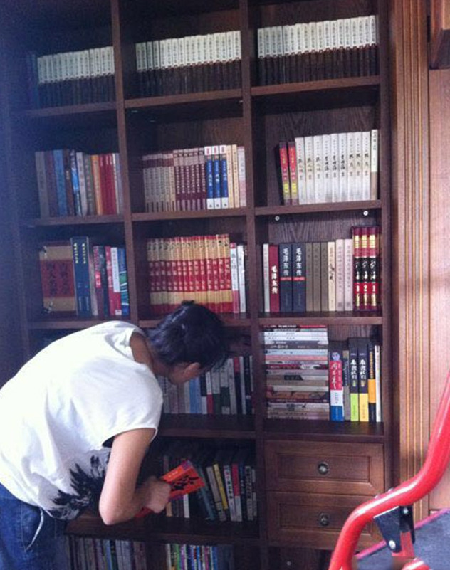 张嘉益|走进张嘉译现实的豪宅，房子装修得像平民家庭，餐桌的食物很随便