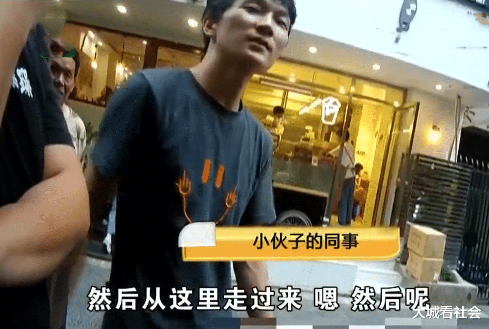 大城看社会|大妈骑共享单车逆行，把过马路的小伙撞倒，非要小伙道歉才能走